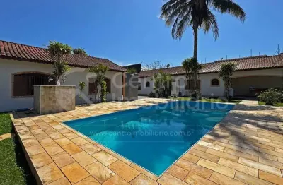 Casa à venda com piscina e 3 quartos em peruíbe, no bairro maria h novaes
