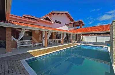 Casa à venda com piscina e 5 quartos em peruíbe, no bairro jardim marcia