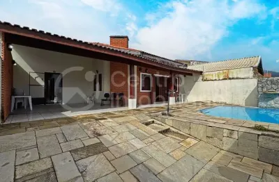 Casa à venda com piscina e 4 quartos em peruíbe, no bairro jardim ribamar