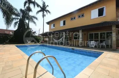 Casa à venda com piscina e 4 quartos em peruíbe, no bairro balneario josedy