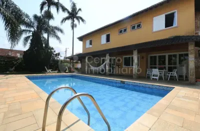 Casa à venda com piscina e 4 quartos em peruíbe, no bairro balneario josedy