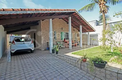 Casa à venda com piscina e 3 quartos em peruíbe, no bairro parque balneario oasis