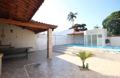 Casa à venda com piscina e 3 quartos em peruíbe, no bairro maria h novaes