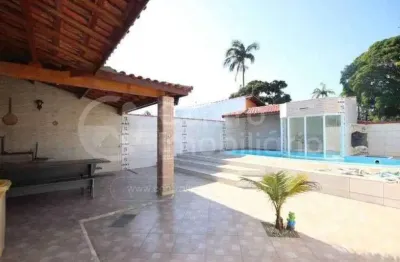 Casa à venda com piscina e 3 quartos em peruíbe, no bairro maria h novaes
