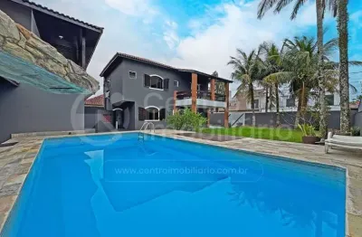 Casa à venda com piscina e 3 quartos em peruíbe, no bairro belmira novaes