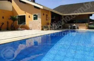 Casa à venda com piscina e 3 quartos em peruíbe, no bairro balneario sao joao batista