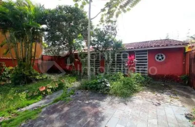 Casa à venda com piscina e 3 quartos em peruíbe, no bairro balneario florida