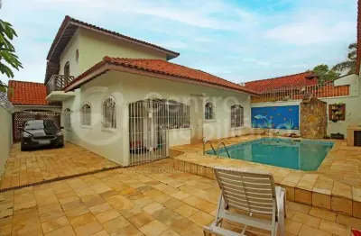 Casa à venda com piscina e 3 quartos em peruíbe, no bairro jardim ribamar
