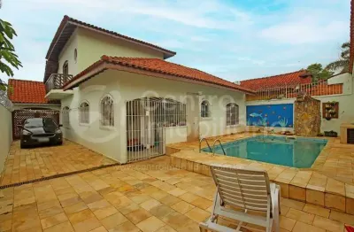 Casa à venda com piscina e 3 quartos em peruíbe, no bairro jardim ribamar