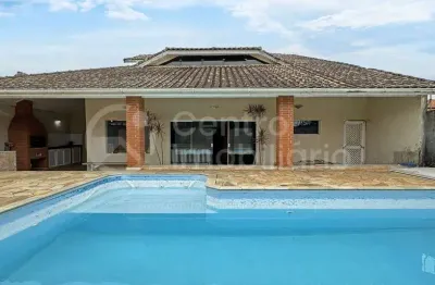 Casa à venda com piscina e 3 quartos em peruíbe, no bairro jardim imperador