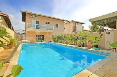 Casa à venda com piscina e 3 quartos em peruíbe, no bairro jardim beira mar