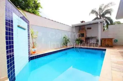 Casa à venda com piscina e 3 quartos em peruíbe, no bairro jardim três marias