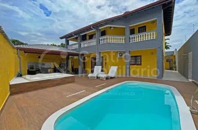 Casa à venda com piscina e 3 quartos em peruíbe, no bairro jardim icaraiba