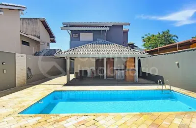 Casa à venda com piscina e 4 quartos em peruíbe, no bairro centro