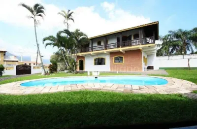 Casa à venda com piscina e 4 quartos em peruíbe, no bairro centro