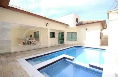 Casa à venda com piscina e 3 quartos em peruíbe, no bairro stella maris