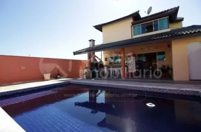 Casa à venda com piscina e 3 quartos em peruíbe, no bairro jd tres marias