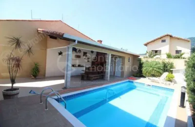 Casa à venda com piscina e 6 quartos em peruíbe, no bairro centro