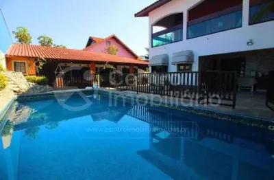 Casa à venda com piscina e 3 quartos em peruíbe, no bairro jardim beira mar