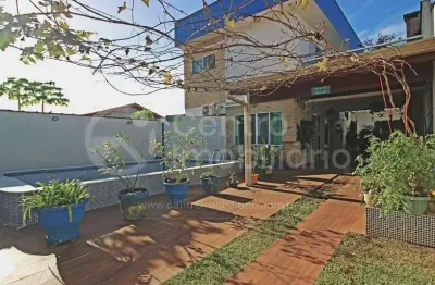 Casa à venda com piscina e 3 quartos em peruíbe, no bairro jardim marcia