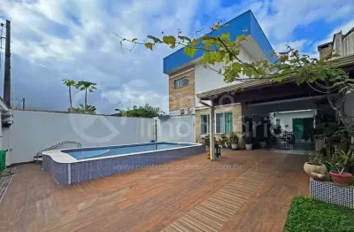 Casa à venda com piscina e 3 quartos em peruíbe, no bairro jardim marcia