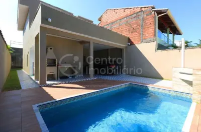 Casa à venda com piscina e 3 quartos em peruíbe, no bairro belmira novaes