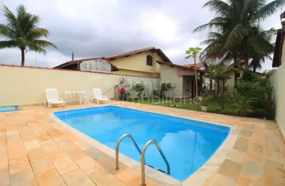 Casa à venda com piscina e 3 quartos em peruíbe, no bairro jardim três marias
