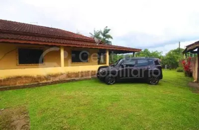 Casa à venda com piscina e 3 quartos em peruíbe, no bairro estancia antonio novaes