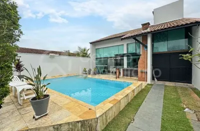 Casa à venda com piscina e 3 quartos em peruíbe, no bairro parque balneario oasis