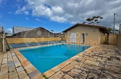 Casa à venda com piscina e 3 quartos em peruíbe, no bairro parque turistico