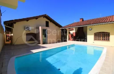 Casa à venda com piscina e 3 quartos em peruíbe, no bairro cidade nova peruíbe