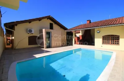 Casa à venda com piscina e 3 quartos em peruíbe, no bairro cidade nova peruíbe