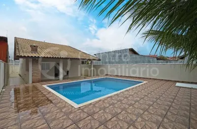 Casa à venda com piscina e 3 quartos em peruíbe, no bairro maria h novaes