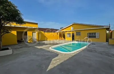 Casa à venda com piscina e 2 quartos em peruíbe, no bairro centro
