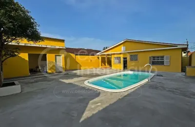 Casa à venda com piscina e 2 quartos em peruíbe, no bairro centro