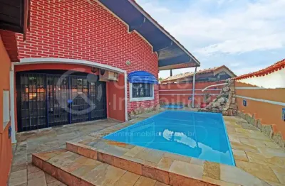 Casa à venda com piscina e 3 quartos em peruíbe, no bairro jardim imperador