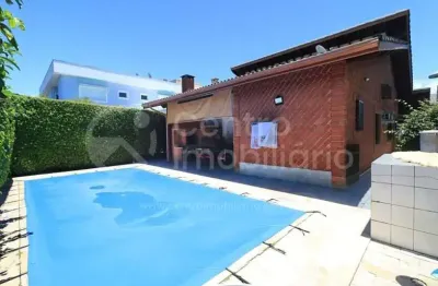 Casa à venda com piscina e 3 quartos em peruíbe, no bairro bougainvillee ii