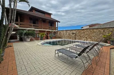 Casa à venda com piscina e 4 quartos em peruíbe, no bairro maria h novaes