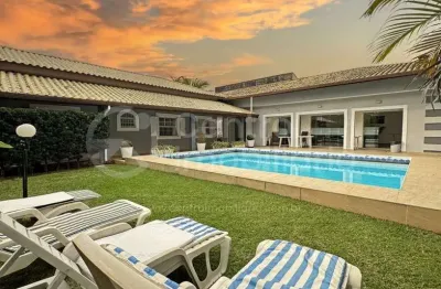 Casa à venda com piscina e 3 quartos em peruíbe, no bairro parque balneario oasis