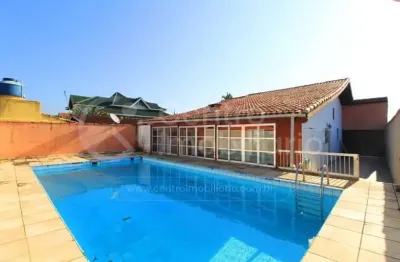 Casa à venda com piscina e 3 quartos em peruíbe, no bairro stella maris