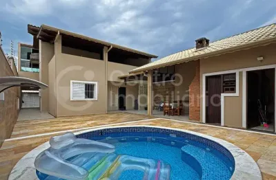 Casa à venda com piscina e 3 quartos em peruíbe, no bairro jardim beira mar