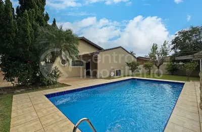 Casa à venda com piscina e 3 quartos em peruíbe, no bairro parque balneario oasis