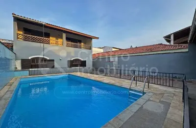 Casa à venda com piscina e 5 quartos em peruíbe, no bairro centro