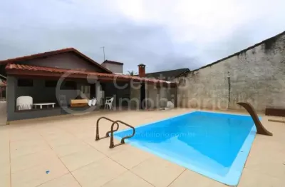 Casa à venda com piscina e 3 quartos em peruíbe, no bairro stella maris