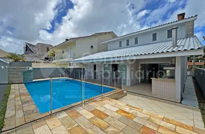 Casa à venda com piscina e 4 quartos em peruíbe, no bairro bougainvillee i