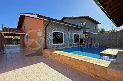 Casa à venda com piscina e 3 quartos em peruíbe, no bairro jardim três marias