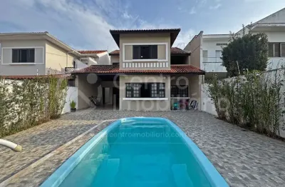 Casa à venda com piscina e 4 quartos em peruíbe, no bairro jardim três marias