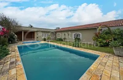 Casa à venda com piscina e 3 quartos em peruíbe, no bairro balneario sao joao batista
