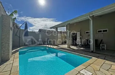 Casa à venda com piscina e 4 quartos em peruíbe, no bairro jardim três marias