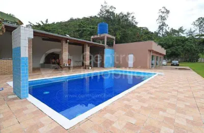 Casa à venda com piscina e 3 quartos em peruíbe, no bairro bananal
